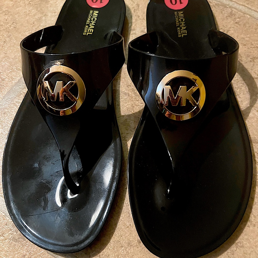 4 pair of brand new Michael Kors designer signature “MK” logo.